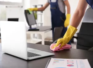 ניקיון משרדים בערב עם מפתח
